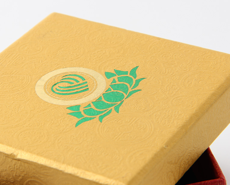 代表化妝品盒子廠家的老師傅，仔細(xì)比對3個小時，只為品質(zhì)