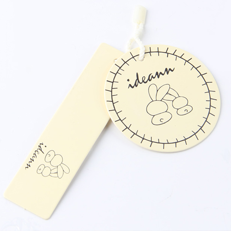 服裝的吊牌該怎么設(shè)計(jì)？問問生產(chǎn)廠家的設(shè)計(jì)師更靠譜
