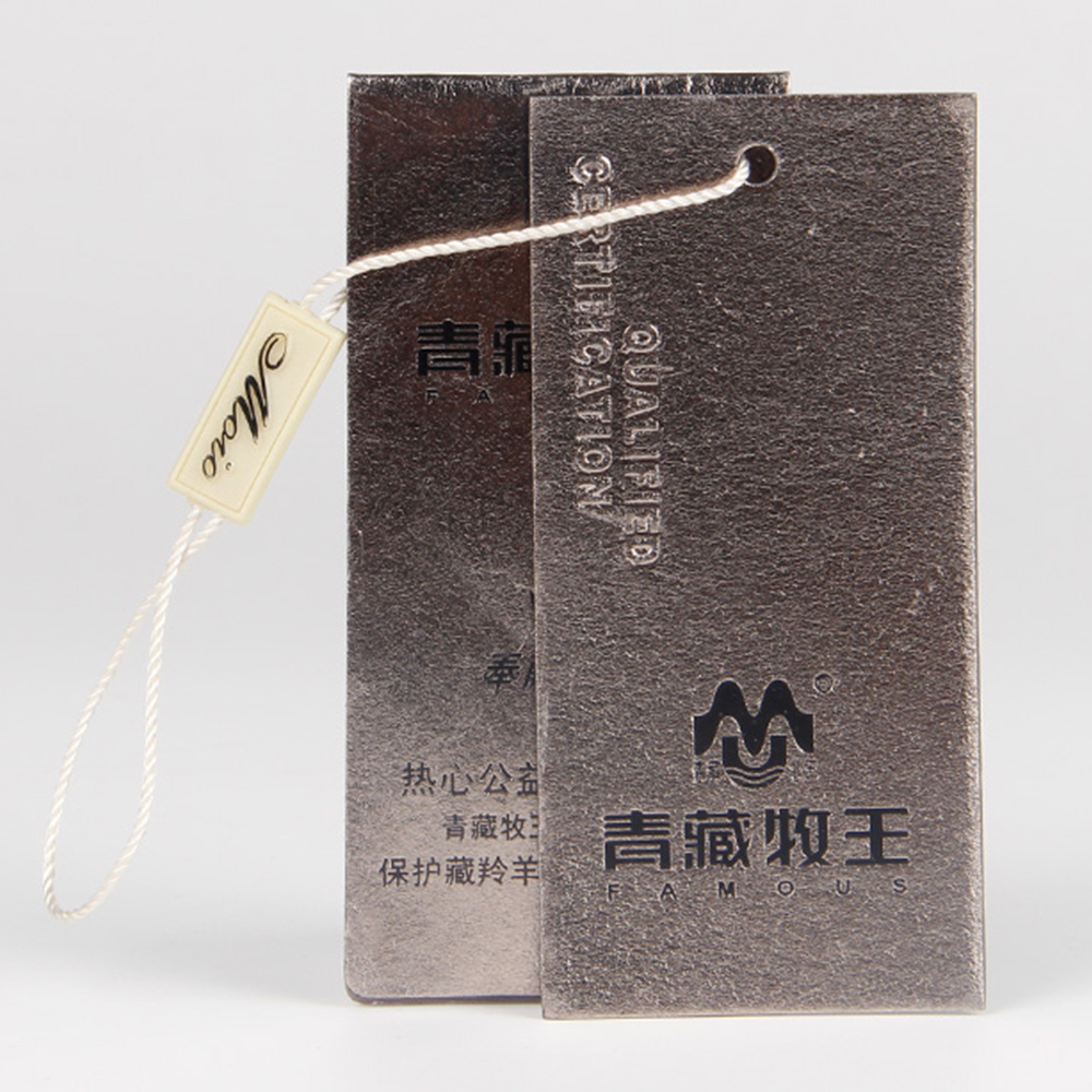 服裝紙牌生產廠家只是工序比普通紙品要少而已